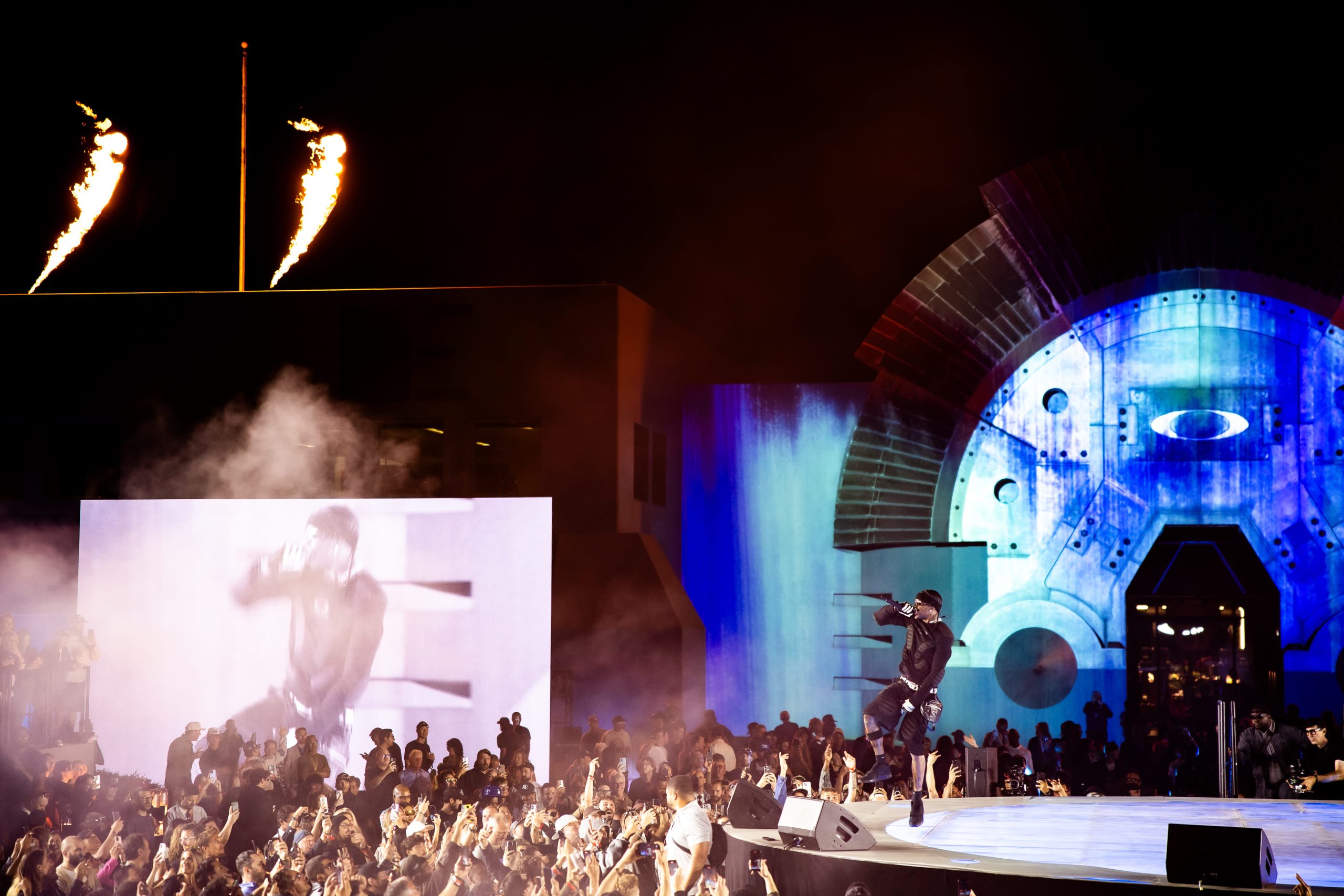 Travis Scotti faz show na festa de 50 anos da Oakley