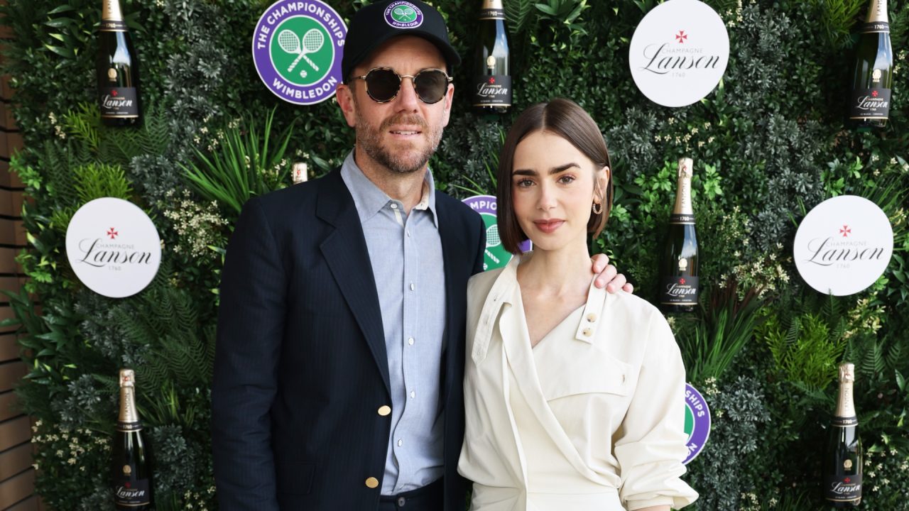 Para a final masculina de Wimbledon, Lily Collins aposta em Calvin Klein; confira o look