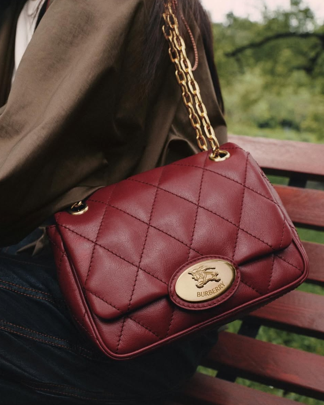 <h1><em><span style="font-weight: 400;">Amor no ar! Burberry apresenta coleção cápsula inspirada no Dia dos Namorados chinês</span></em></h1>
<h2><em><span style="font-weight: 400;">Além de apostar na tradição chinesa, a mais nova campanha “Love, unexpected” também exalta talentos emergentes da moda</span></em></h2>
