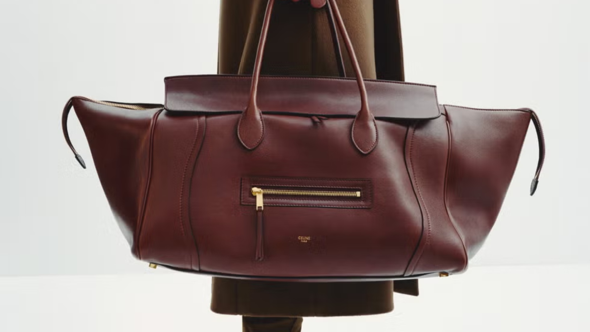 Phantom Bag: A icônica bolsa que Michael Rider trouxe de volta para coleção da Celine