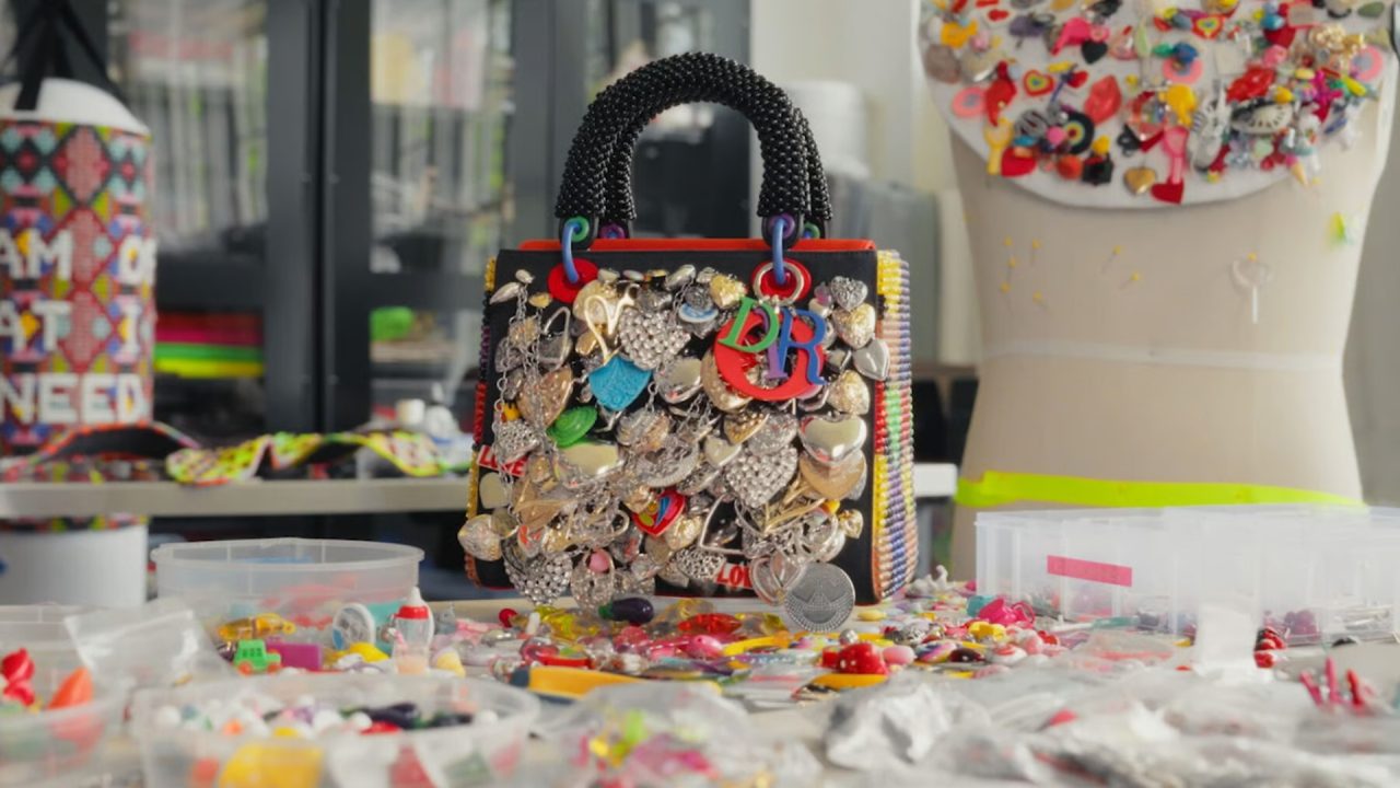 Lady Dior celebra 10 anos de arte com edição especial luxuosa; saiba mais