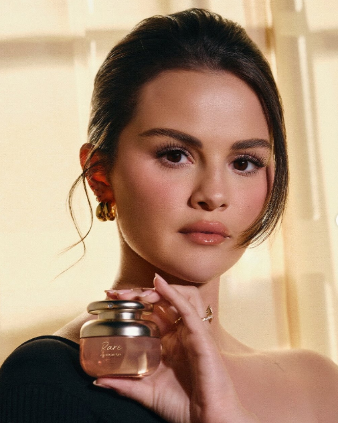 <h1><em><span style="font-weight: 400;">Rare Beauty anuncia o lançamento do primeiro perfume da marca, ‘Rare Eau de Parfum’</span></em></h1>
<h2><em><span style="font-weight: 400;">A famosa marca de beleza anunciou recentemente o lançamento de seu mais novo produto: um perfume original da Rare Beauty</span></em></h2>
