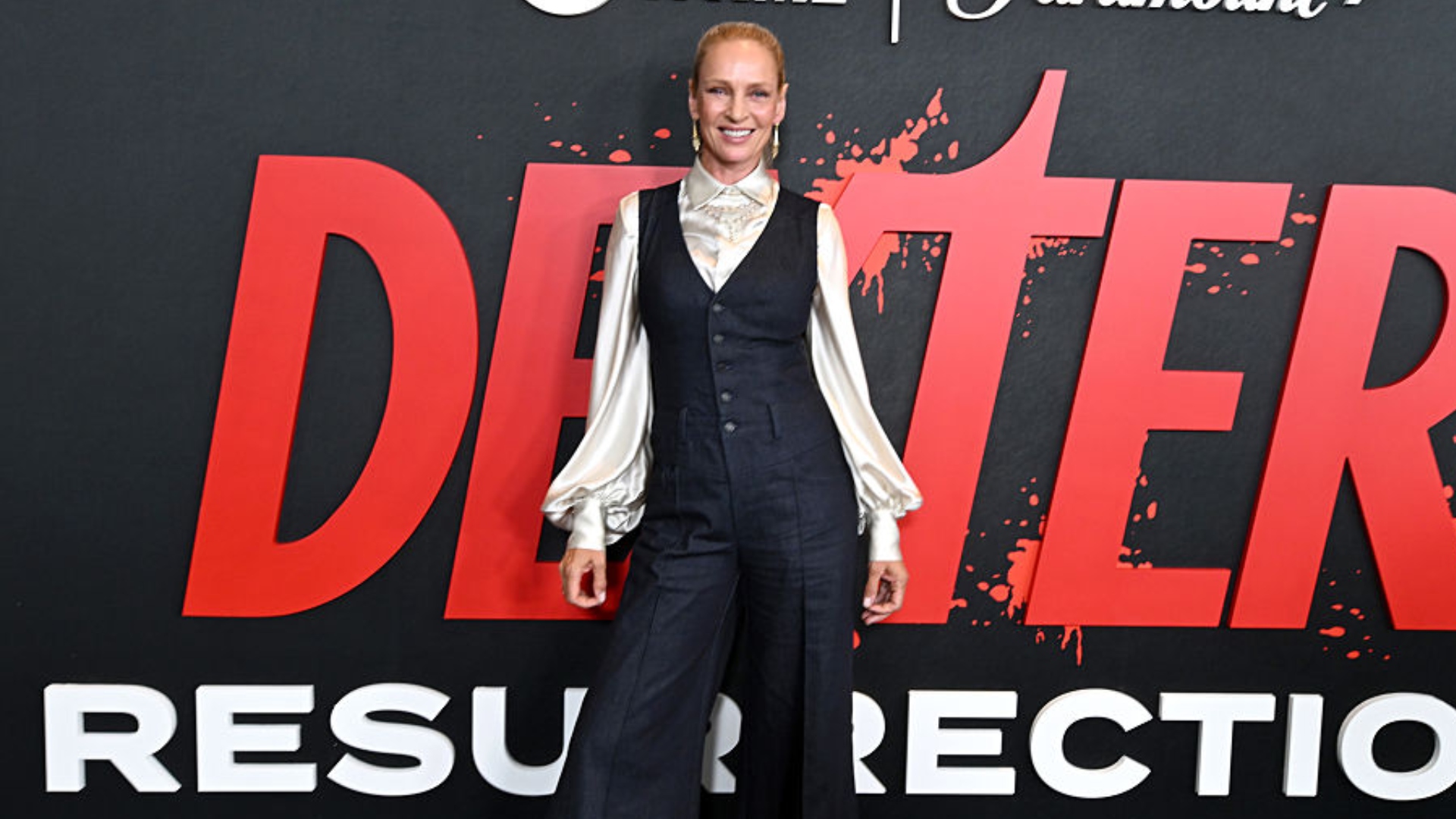 Uma Thurman surge com macacão da Gap em tapete vermelho de ‘Dexter’