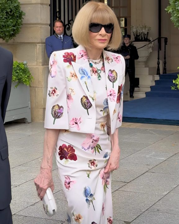 Anna Wintour surge em Paris com look floral antes da Semana de Alta Costura de Paris