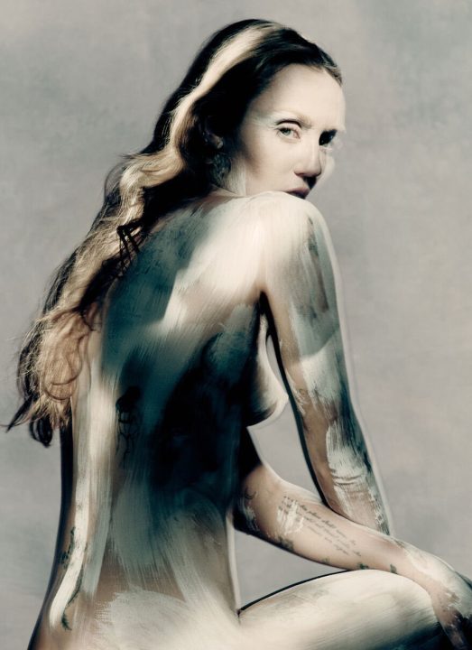 Miley Cyrus fotografada nua para a Maison Margiela