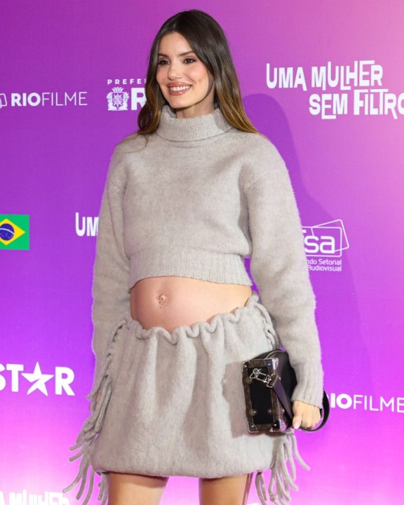Camila Queiroz usa look da Louis Vuitton da cabeça aos pés em première de filme
A atriz foi vista em Rio de Janeiro usando um look full Louis Vuitton na première do longa brasileiro “Uma Mulher Sem Filtro”