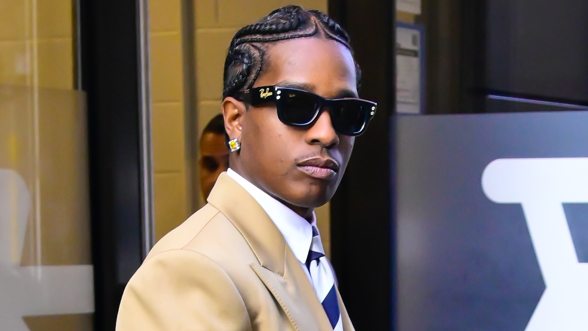 <h1 dir="ltr"><em>A$AP Rocky aposta na Phantom Luggage, da Celine, em look sofisticado urbano</em></h1>
<h2 dir="ltr"><em>Reforçando o retorno elegante de um clássico do luxo funcional, o rapper surgiu em Nova York com a it-bag do momento!</em></h2>

