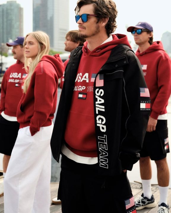 Tommy Hilfiger aposta no luxo esportivo com cápsula exclusiva com SailGP
A nova linha mistura o estilo náutico e uma inovação técnica, com vibe casual e, claro, alto desempenho