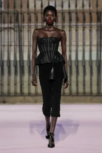 00007-carolina-herrera-spring-2026-ready-to-wear-credit-gorunway