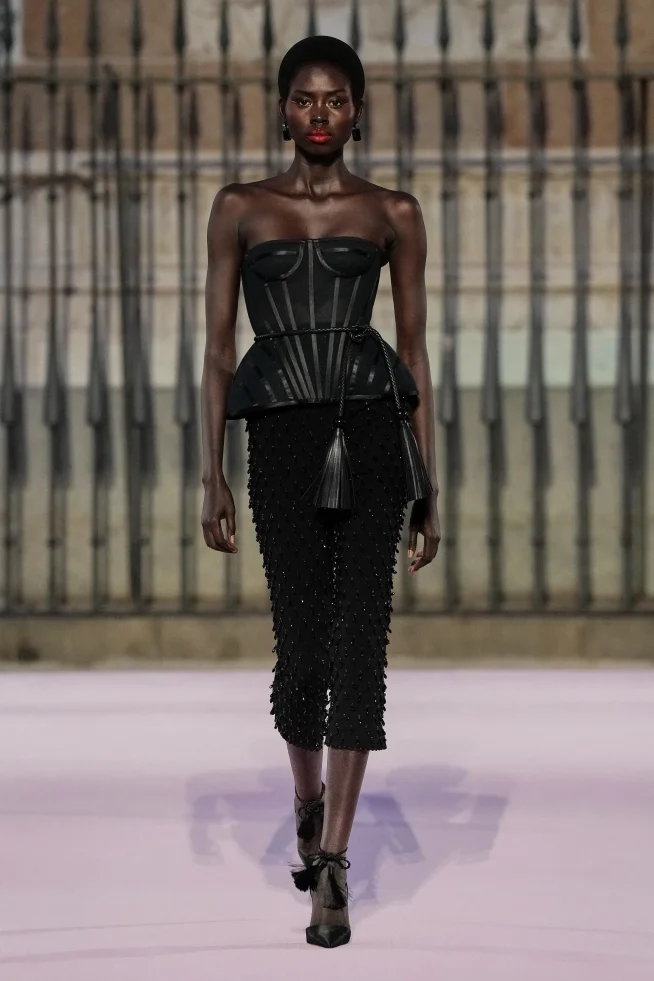 00007-carolina-herrera-spring-2026-ready-to-wear-credit-gorunway