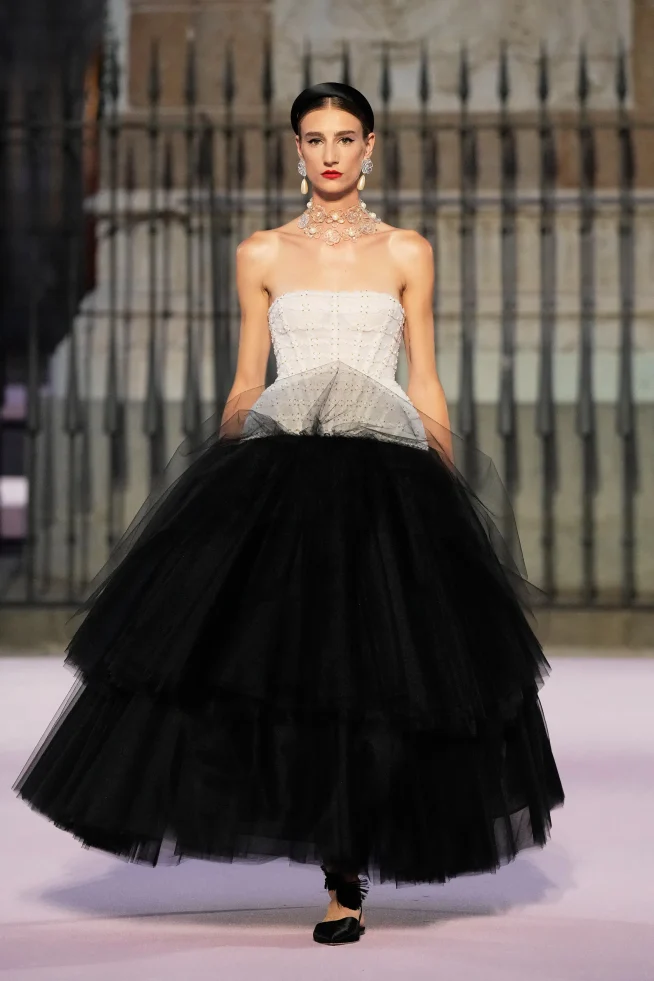 00008-carolina-herrera-spring-2026-ready-to-wear-credit-gorunway