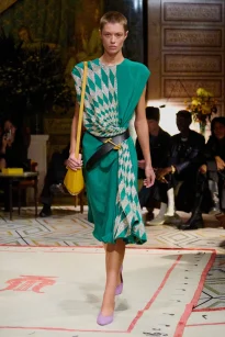 00025-versace-spring-2026-ready-to-wear-credit-brand
