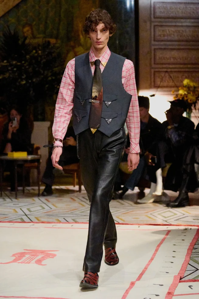 00026-versace-spring-2026-ready-to-wear-credit-brand