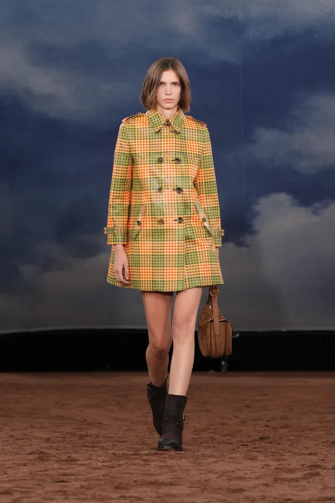 001_DT_BURBERRY_2026_SS26_FEBRUARY_SHOW_RUNWAY_LOOK_FRONT_01_RGB_CROPPED_2x3
