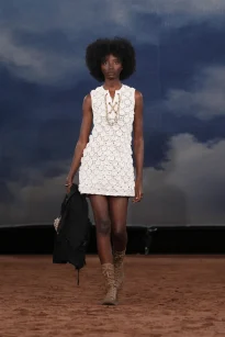 003_DT_BURBERRY_2026_SS26_FEBRUARY_SHOW_RUNWAY_LOOK_FRONT_03_RGB_CROPPED_2x3