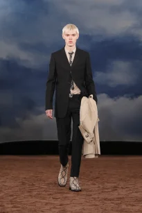 004_DT_BURBERRY_2026_SS26_FEBRUARY_SHOW_RUNWAY_LOOK_FRONT_04_RGB_CROPPED_2x3