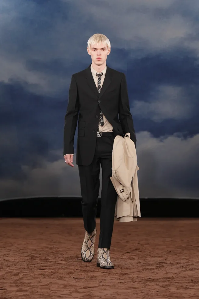 004_DT_BURBERRY_2026_SS26_FEBRUARY_SHOW_RUNWAY_LOOK_FRONT_04_RGB_CROPPED_2x3