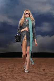005_DT_BURBERRY_2026_SS26_FEBRUARY_SHOW_RUNWAY_LOOK_FRONT_05_RGB_CROPPED_2x3