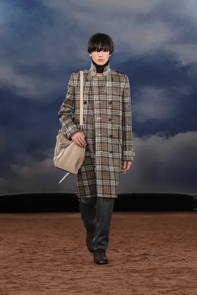 006_DT_BURBERRY_2026_SS26_FEBRUARY_SHOW_RUNWAY_LOOK_FRONT_06_RGB_CROPPED_2x3