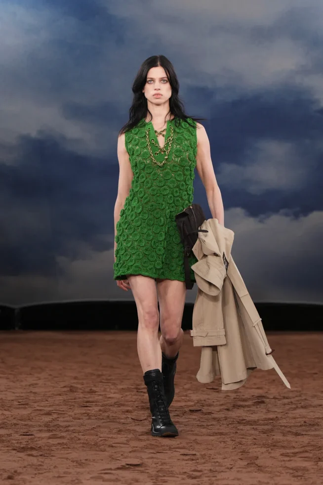 007_DT_BURBERRY_2026_SS26_FEBRUARY_SHOW_RUNWAY_LOOK_FRONT_07_RGB_CROPPED_2x3