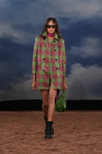 008_DT_BURBERRY_2026_SS26_FEBRUARY_SHOW_RUNWAY_LOOK_FRONT_08_RGB_CROPPED_2x3