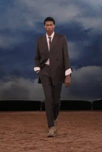 009_DT_BURBERRY_2026_SS26_FEBRUARY_SHOW_RUNWAY_LOOK_FRONT_09_RGB_CROPPED_2x3
