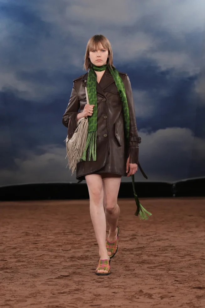 010_DT_BURBERRY_2026_SS26_FEBRUARY_SHOW_RUNWAY_LOOK_FRONT_10_RGB_CROPPED_2x3