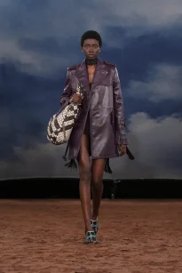 017_DT_BURBERRY_2026_SS26_FEBRUARY_SHOW_RUNWAY_LOOK_FRONT_17_RGB_CROPPED_2x3