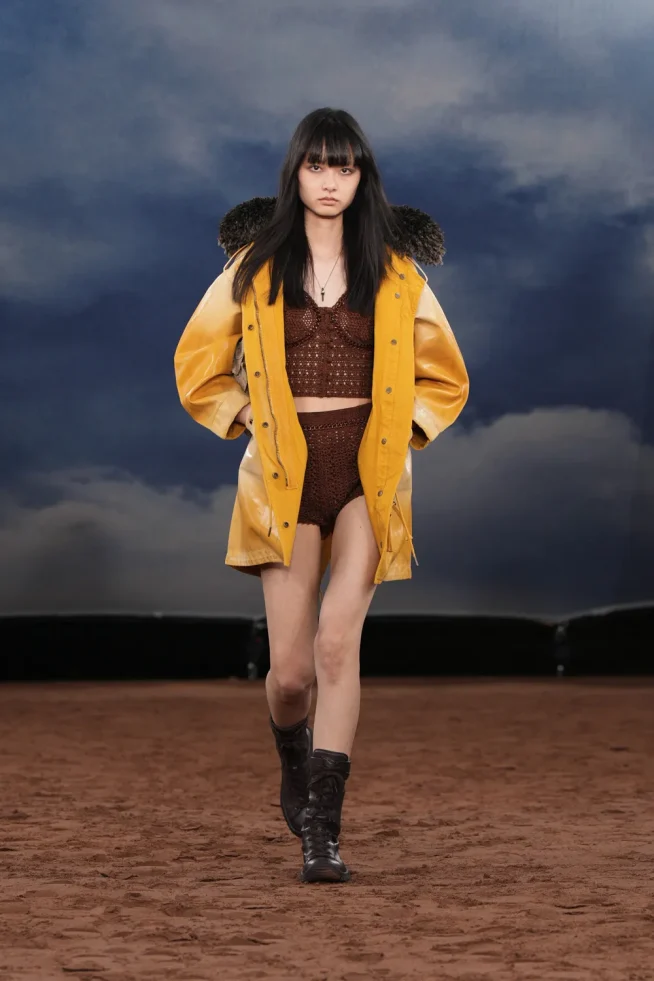 022_DT_BURBERRY_2026_SS26_FEBRUARY_SHOW_RUNWAY_LOOK_FRONT_22_RGB_CROPPED_2x3