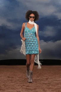024_DT_BURBERRY_2026_SS26_FEBRUARY_SHOW_RUNWAY_LOOK_FRONT_24_RGB_CROPPED_2x3