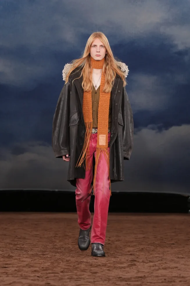 027_DT_BURBERRY_2026_SS26_FEBRUARY_SHOW_RUNWAY_LOOK_FRONT_27_RGB_CROPPED_2x3