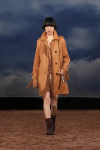 028_DT_BURBERRY_2026_SS26_FEBRUARY_SHOW_RUNWAY_LOOK_FRONT_28_RGB_CROPPED_2x3