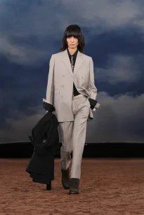 030_DT_BURBERRY_2026_SS26_FEBRUARY_SHOW_RUNWAY_LOOK_FRONT_30_RGB_CROPPED_2x3
