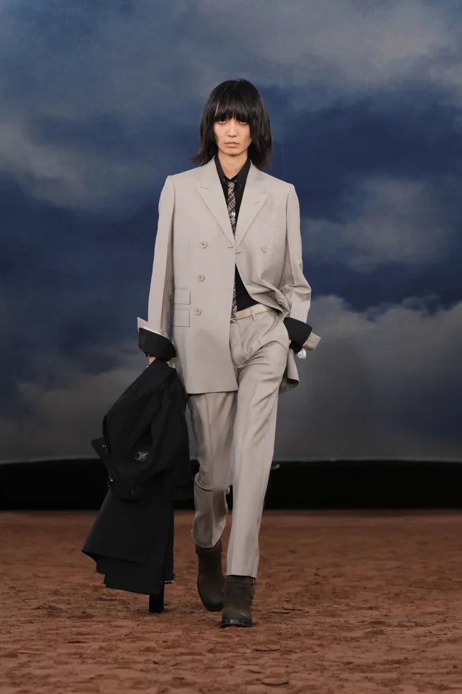 030_DT_BURBERRY_2026_SS26_FEBRUARY_SHOW_RUNWAY_LOOK_FRONT_30_RGB_CROPPED_2x3