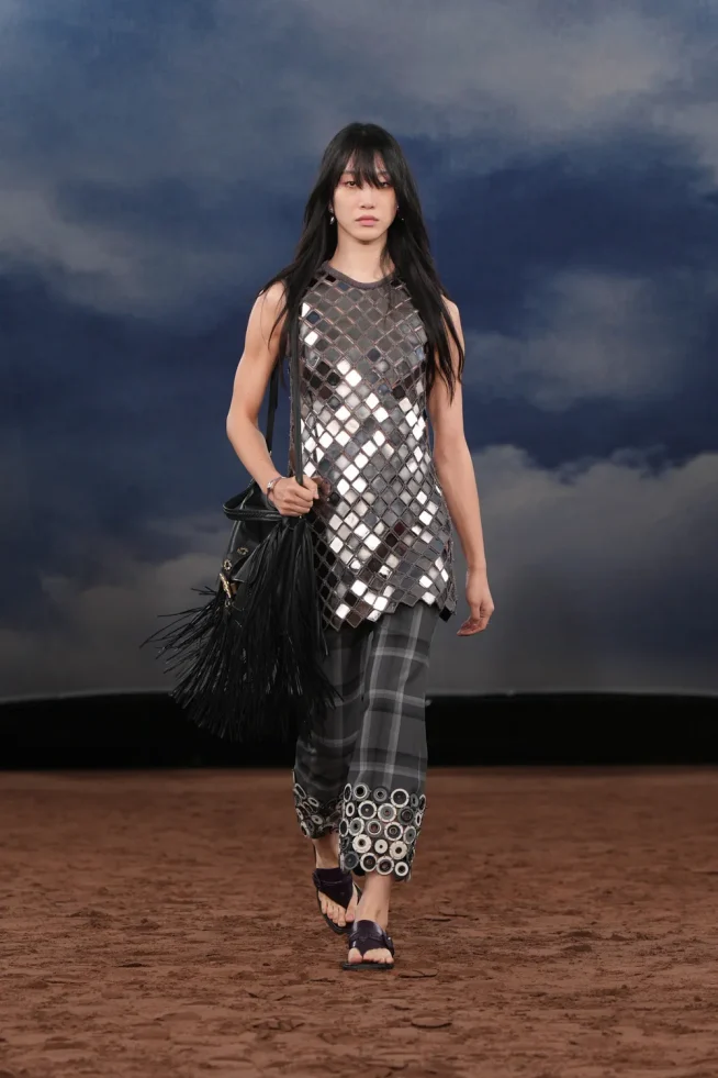031_DT_BURBERRY_2026_SS26_FEBRUARY_SHOW_RUNWAY_LOOK_FRONT_31_RGB_CROPPED_2x3