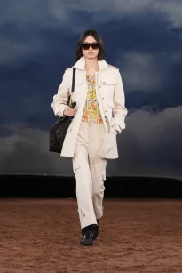 032_DT_BURBERRY_2026_SS26_FEBRUARY_SHOW_RUNWAY_LOOK_FRONT_32_RGB_CROPPED_2x3