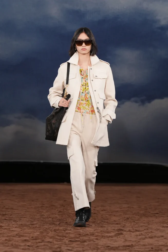 032_DT_BURBERRY_2026_SS26_FEBRUARY_SHOW_RUNWAY_LOOK_FRONT_32_RGB_CROPPED_2x3