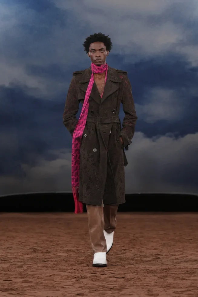 034_DT_BURBERRY_2026_SS26_FEBRUARY_SHOW_RUNWAY_LOOK_FRONT_34_RGB_CROPPED_2x3