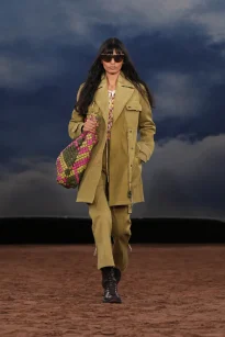035_DT_BURBERRY_2026_SS26_FEBRUARY_SHOW_RUNWAY_LOOK_FRONT_35_RGB_CROPPED_2x3