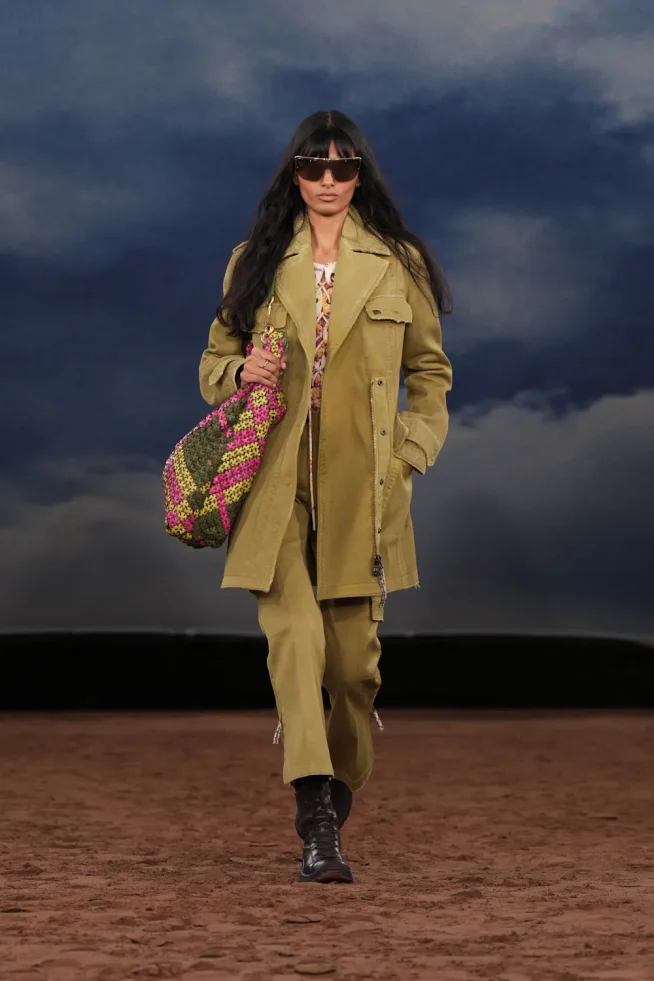035_DT_BURBERRY_2026_SS26_FEBRUARY_SHOW_RUNWAY_LOOK_FRONT_35_RGB_CROPPED_2x3