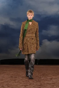 037_DT_BURBERRY_2026_SS26_FEBRUARY_SHOW_RUNWAY_LOOK_FRONT_37_RGB_CROPPED_2x3