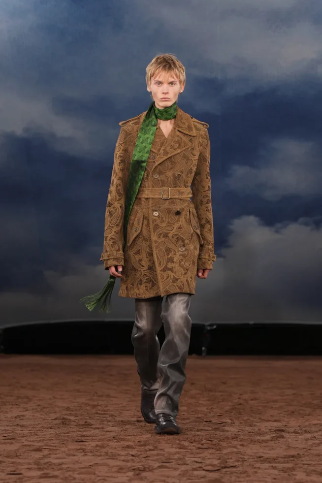 037_DT_BURBERRY_2026_SS26_FEBRUARY_SHOW_RUNWAY_LOOK_FRONT_37_RGB_CROPPED_2x3