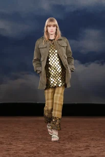 038_DT_BURBERRY_2026_SS26_FEBRUARY_SHOW_RUNWAY_LOOK_FRONT_38_RGB_CROPPED_2x3
