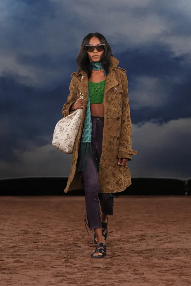 041_DT_BURBERRY_2026_SS26_FEBRUARY_SHOW_RUNWAY_LOOK_FRONT_41_RGB_CROPPED_2x3