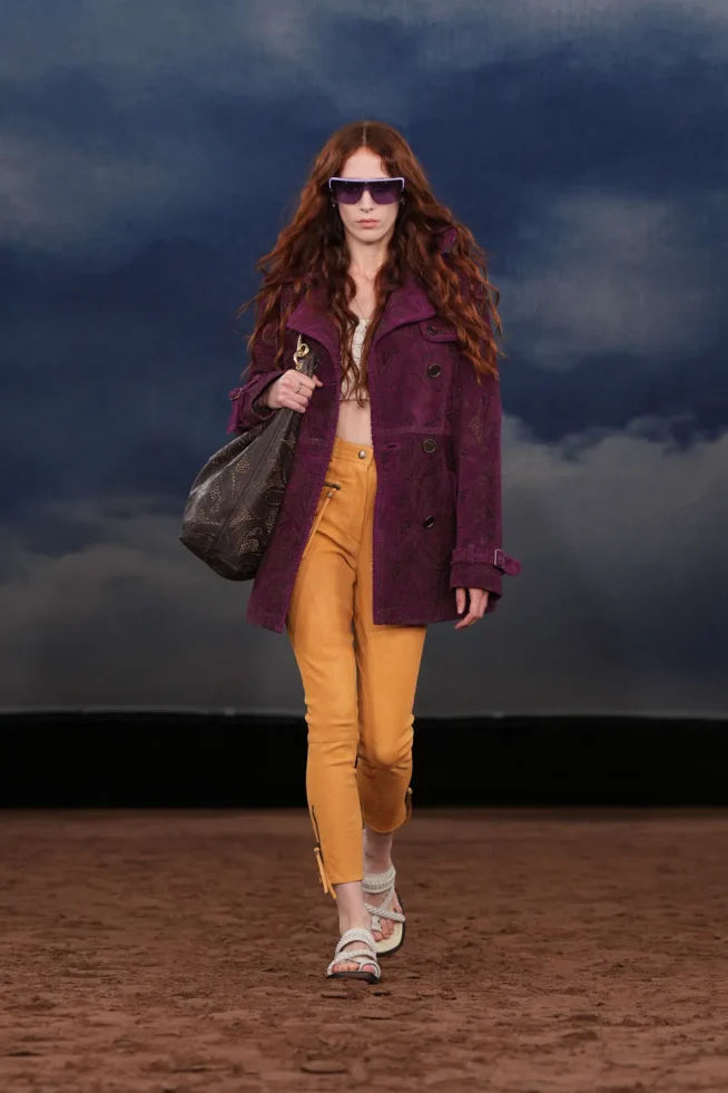 043_DT_BURBERRY_2026_SS26_FEBRUARY_SHOW_RUNWAY_LOOK_FRONT_43_RGB_CROPPED_2x3