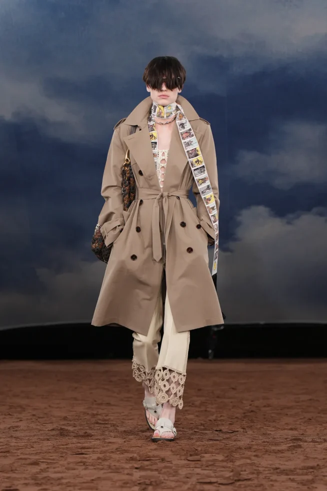044_DT_BURBERRY_2026_SS26_FEBRUARY_SHOW_RUNWAY_LOOK_FRONT_44_RGB_CROPPED_2x3