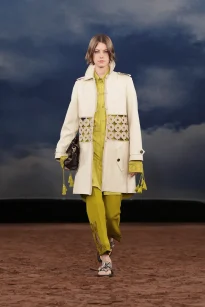 045_DT_BURBERRY_2026_SS26_FEBRUARY_SHOW_RUNWAY_LOOK_FRONT_45_RGB_CROPPED_2x3