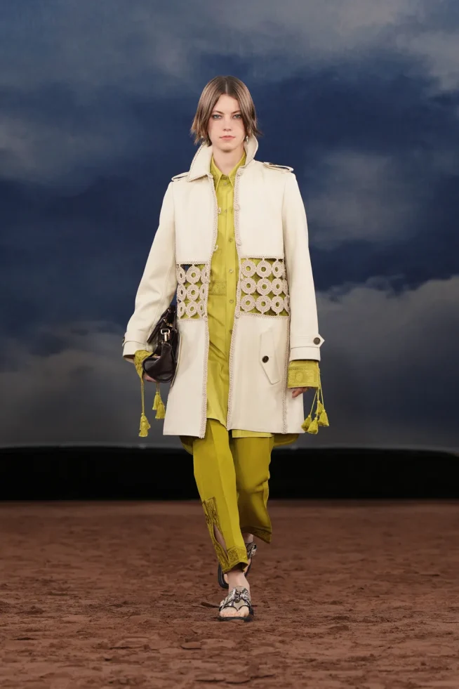 045_DT_BURBERRY_2026_SS26_FEBRUARY_SHOW_RUNWAY_LOOK_FRONT_45_RGB_CROPPED_2x3