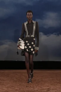 046_DT_BURBERRY_2026_SS26_FEBRUARY_SHOW_RUNWAY_LOOK_FRONT_46_RGB_CROPPED_2x3