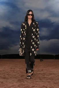 047_DT_BURBERRY_2026_SS26_FEBRUARY_SHOW_RUNWAY_LOOK_FRONT_47_RGB_CROPPED_2x3